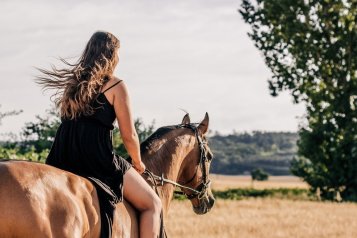 Jak se obléknout na koně: pohodlí, bezpečí a styl v jedné uzdě